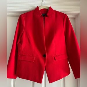 NWOT Ann Taylor women’s two piece suit with blazer and cropped pants.